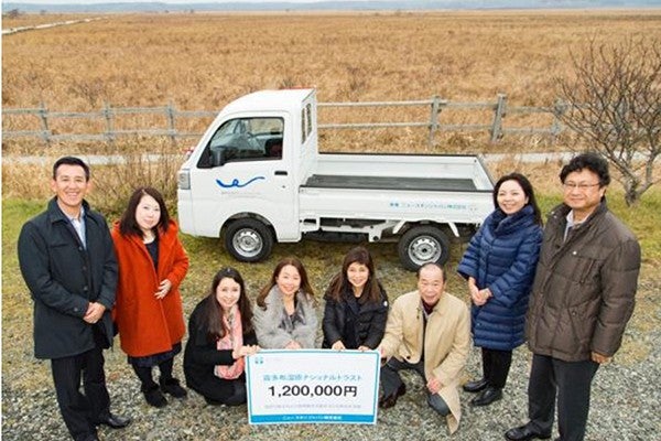 代表して参加したトップリーダーの方々と湿原の前で