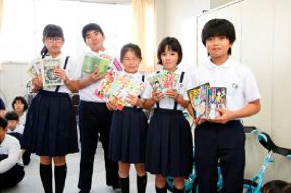 本を受け取る南相馬市の生徒たち