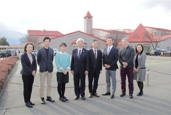松下副学長をはじめとしたプロジェクトメンバーと長野県立子ども病院を視察。原田 順和 病院長と共に。