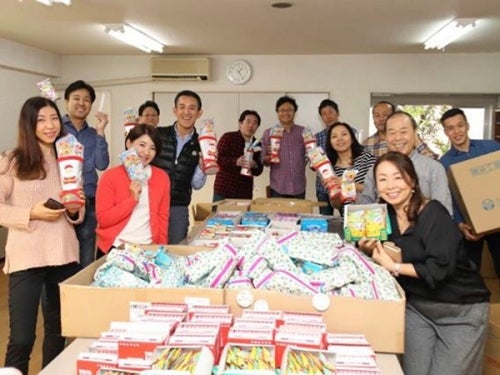 子どもたちへ贈るクリスマス ギフトの詰め合わせ作業風景