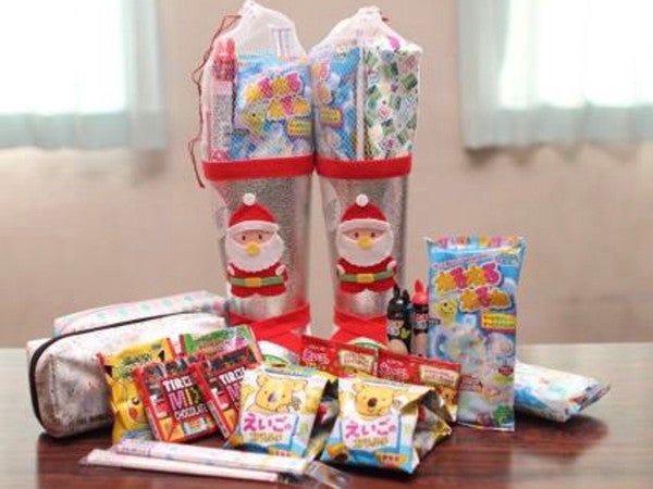 5種類のお菓子、ペンケースと 鉛筆