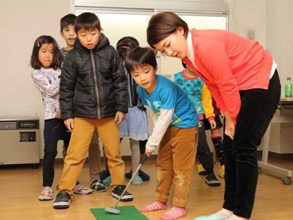 永井選手とパターゲームをする子どもたち