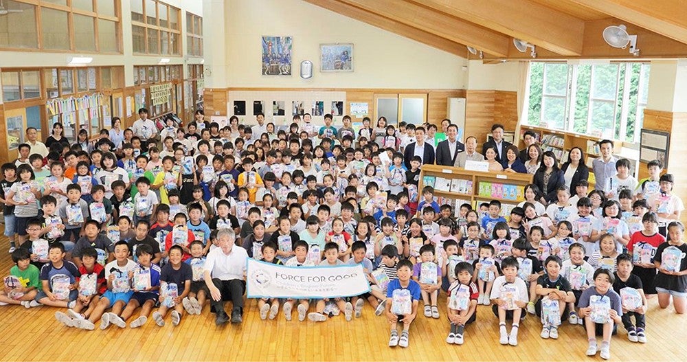 表敬訪問、小学校での贈呈式などの様子