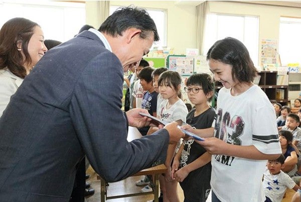 表敬訪問、小学校での贈呈式などの様子