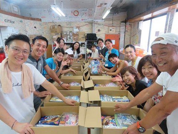 ひとり親世帯へ送る食品の箱詰め作業の様子