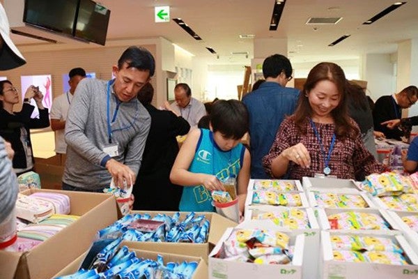 クリスマス ギフトの詰め合わせ作業風景