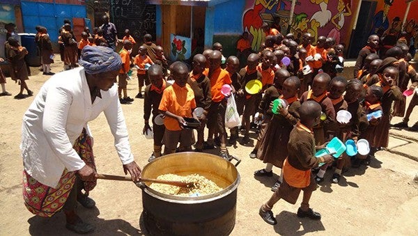 マゴソスクールで給食を提供する様子