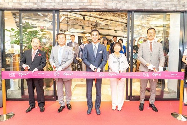 小林社長と会員代表によるテープカット