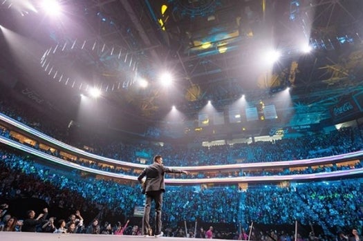 約1万2,500人の参加者で2階席まで埋め尽くされ、盛況となりました。